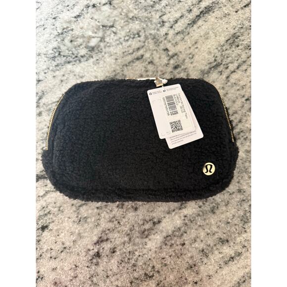 NWT Lululemon Everywhere Belt Bag Fleece 2L Black Large - Picture 7 of 10